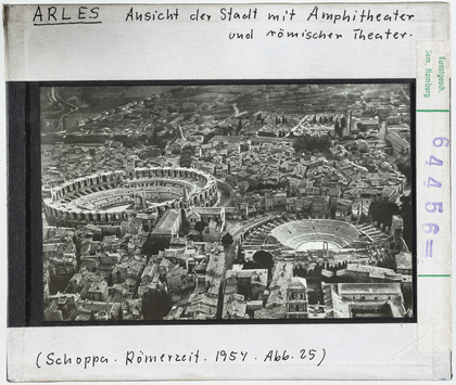 Vorschaubild Arles: Luftbild mit Amphittheater und Arena 